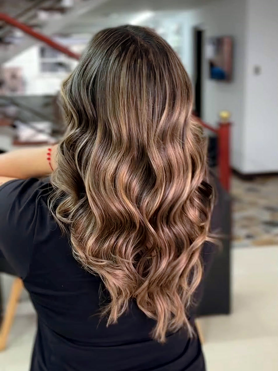 Balayage con dimensión, resultado real en Johana Galeano Hair Studio